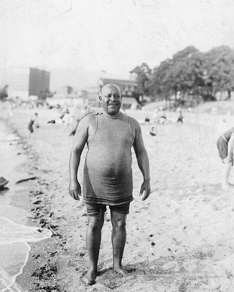 Joe Fortes poznat je kao prvi službeni spasilac u Vancouveru. Podrijetlom s Barbadosa, Joe je spasio desetke života. English Bay Beach, Vancouver, Kanada. 1905. godine.