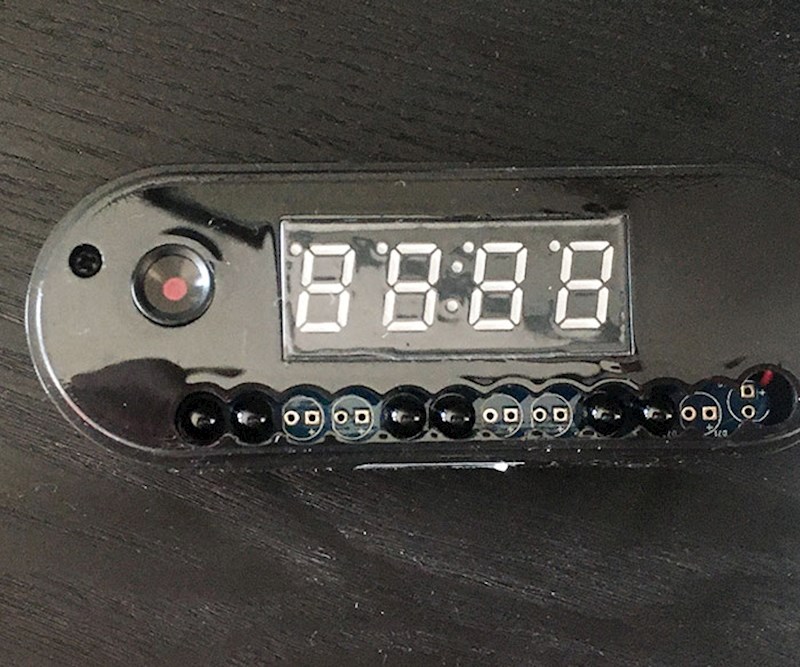 Pronašla sam skrivenu kameru u satu na noćnom ormariću u apartmanu...