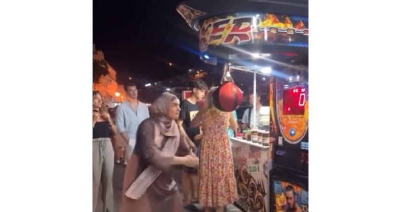 Cura je pokazala zavidnu snagu udarca na automatu u lunaparku, reakcija njenog muža je sve