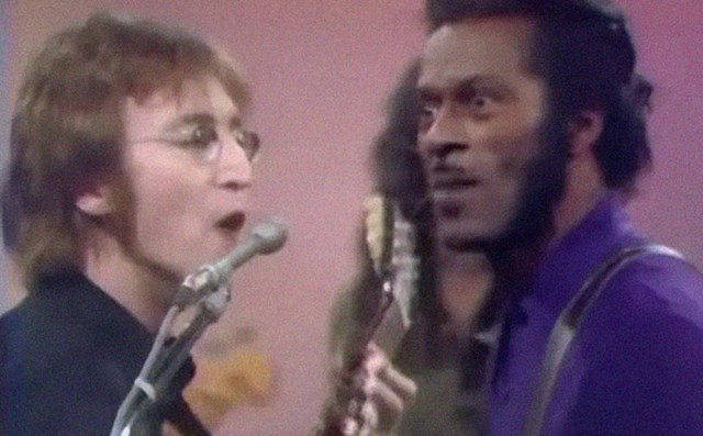 Tijekom jam sessiona Johna Lennona i Chucka Berryja 1972. tonci su morali utišati mikrofon Yoko Ono jer je vrištanjem ometala pjevače što se jasno vidi iz izraza lica Chucka.