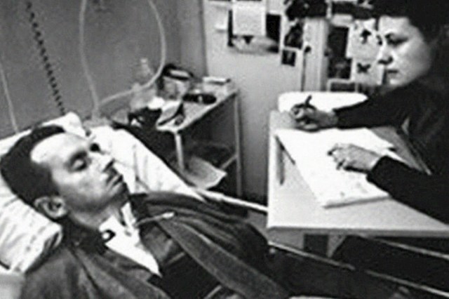 Nakon napadaja koji paralizirao svaki dio njegovog tijela osim lijevog kapka, Jean-Dominique Bauby (1952.-1997.) napisao je bestseler "Ronilačko zvono i leptir" tako što je trepćući odabirao svako slovo dok mu je pomoćnik recitirao abecedu.