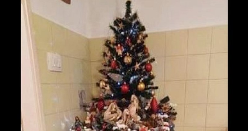 Božićno drvce oduševilo je tisuće na Fejsu, kada vidite što je ispod bit će vam jasno zašto je hit