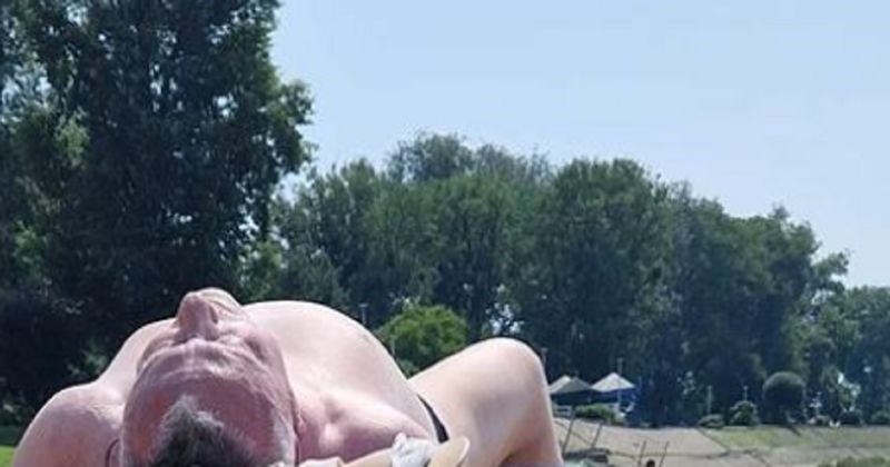 Naslon za glavu ovog kupača hit je na mrežama, prizor je istovremeno bizaran i urnebesan