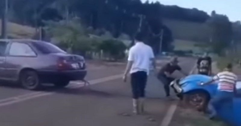 Pokušaj izvlačenja auta iz jarka završio je na totalno neočekivan, ali urnebesan način. Video je hit