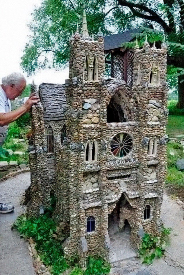 Bez ikakvih Lego kockica ili priručnika s uputama, ovaj je čovjek izgradio ovaj nevjerojatan dvorac od kamenčića, školjki i razbijenog stakla