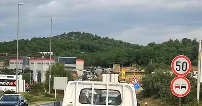 Prizor fotkan na cesti u Dalmaciji izazvao je salve smijeha na Fejsu, morate vidjeti ovaj biser