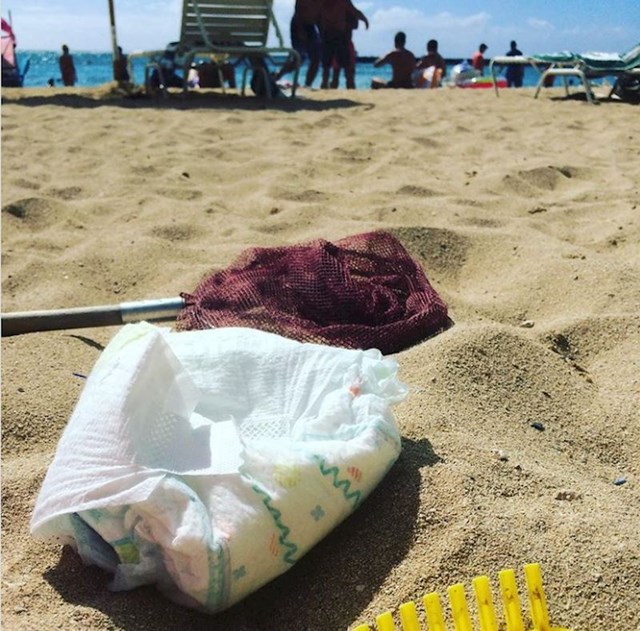 Kako osigurati da vam nitko ne ukrade stvari na plaži? Spremite ih u pelenu!