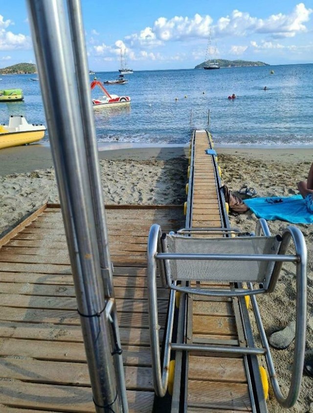Klizna stolica koja pomaže teško pokretnim osobama da uđu u more