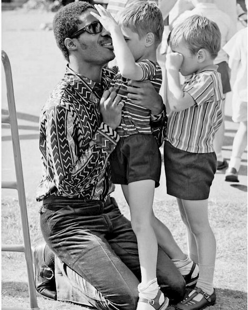 Stevie Wonder u posjetu dječjoj školi za slijepe u Londonu, 1970. Godine. Fotograf: Terry O'neill