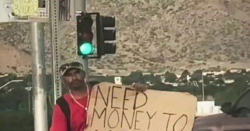 Tip s natpisom traži lovu za urnebesnu stvar, reakcije pršte na sve strane. Hit je!