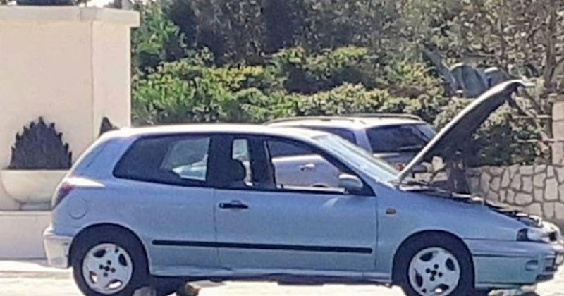 Fotka iz Dalmacije je obišla svijet: Morate vidjeti kako tip popravlja auto
