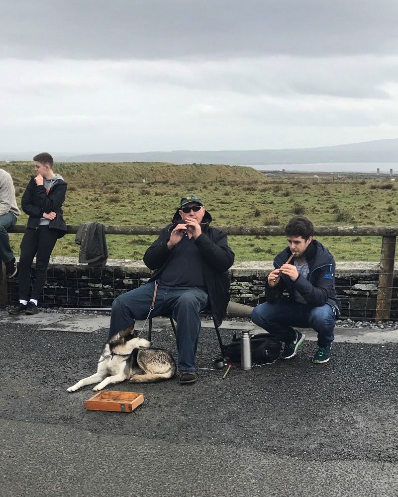 “Stariji čovjek je svirao svoju flautu za novac pored Cliffs of Moher u Irskoj, a onda je mlađi tip prišao, izvadio flautu iz kaputa i pridružio mu se (tko nosi flautu?). Bilo je slatko i stariji čovjek je nakon toga zaradio puno više novca.”