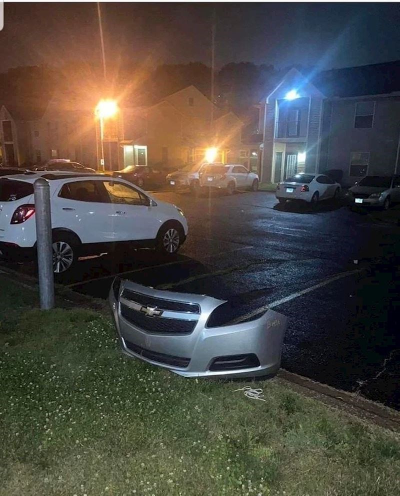 Nevidljivi auto ili se netko odvezao bez prednjeg dijela?