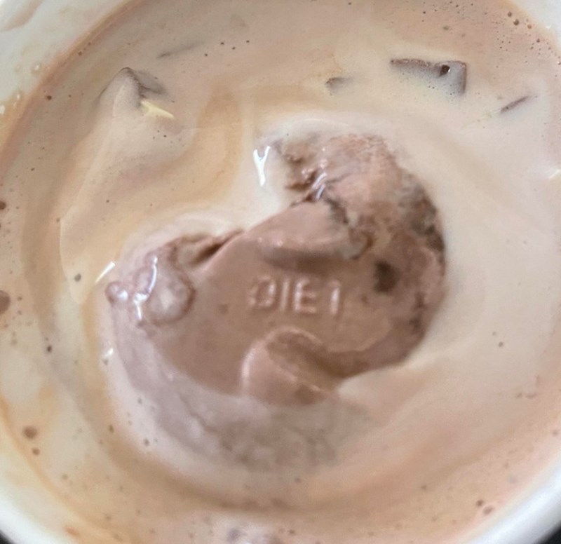 U ekstra kremastom čokoladnom shakeu, jedan sastojak se nije dobro izblendao. Pogledajte poruku na njemu!