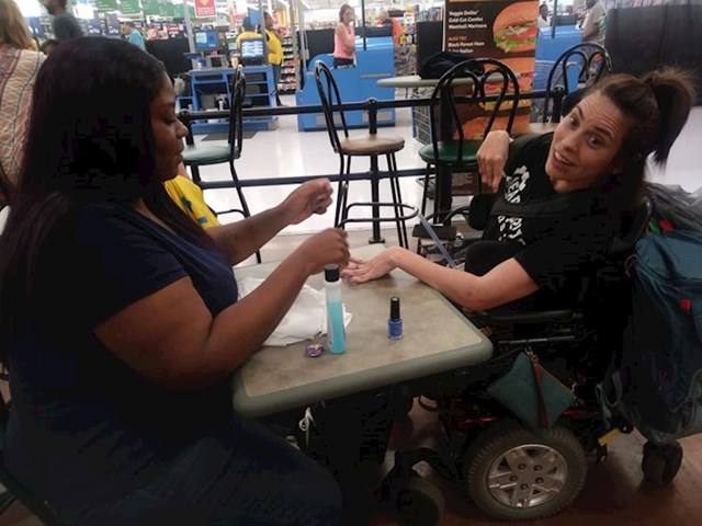 Salon za nokte uskratio je uslugu ovoj djevojci jer je "previše nemirna". Jedna od djelatnica salona odlučila ovoj djevojci kupiti lak za nokte i nalakirati joj nokte tijekom svoje pauze.