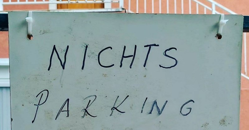 Dojadilo mu je da nepoznati parkiraju na njegovom pa je stavio neobičan natpis, zadnji detalj je SVE