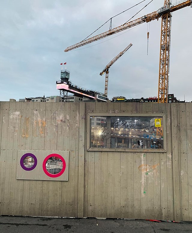 Posebni, nisko postavljeni prozori za radoznalu djecu koja žele vidjeti gradilište