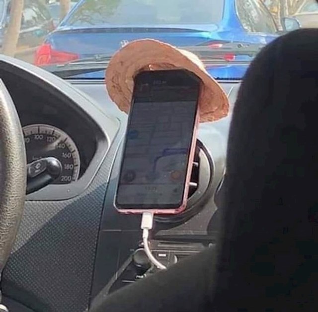 12. Pregrije li se i vama mobitel na stalku u automobilu? Ne tražite druga rješenja: