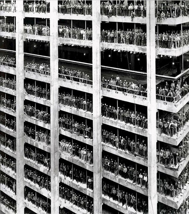 Više od 3000 radnika koji su gradili Chase Manhattan banku u New Yorku pozira za fotografiju pred kraj građevinskih radova, kolovoz 1964.