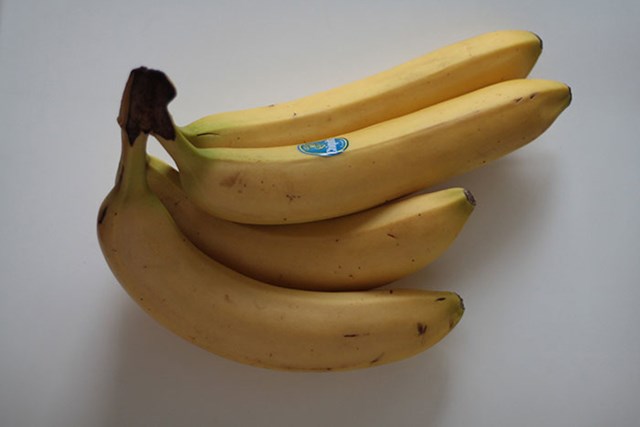 Banane sadrže kalij, a budući da se kalij raspada, što žuto voće čini radioaktivnim, trebali biste pojesti deset milijuna banana odjednom da biste umrli od trovanja radijacijom uzrokovanom bananom.