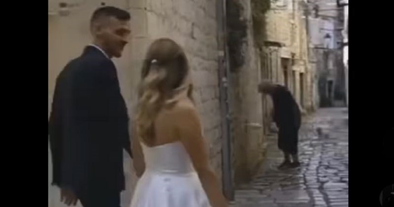 Mladenci u Trogiru tražili su mjesto za fotkanje, a u pozadini se odvijao pravi show. Video je hit!