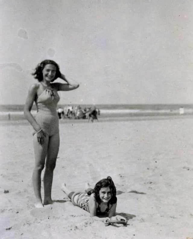 Anne Frank, sa svojom sestrom Margot na plaži Zandvoort, 1940.