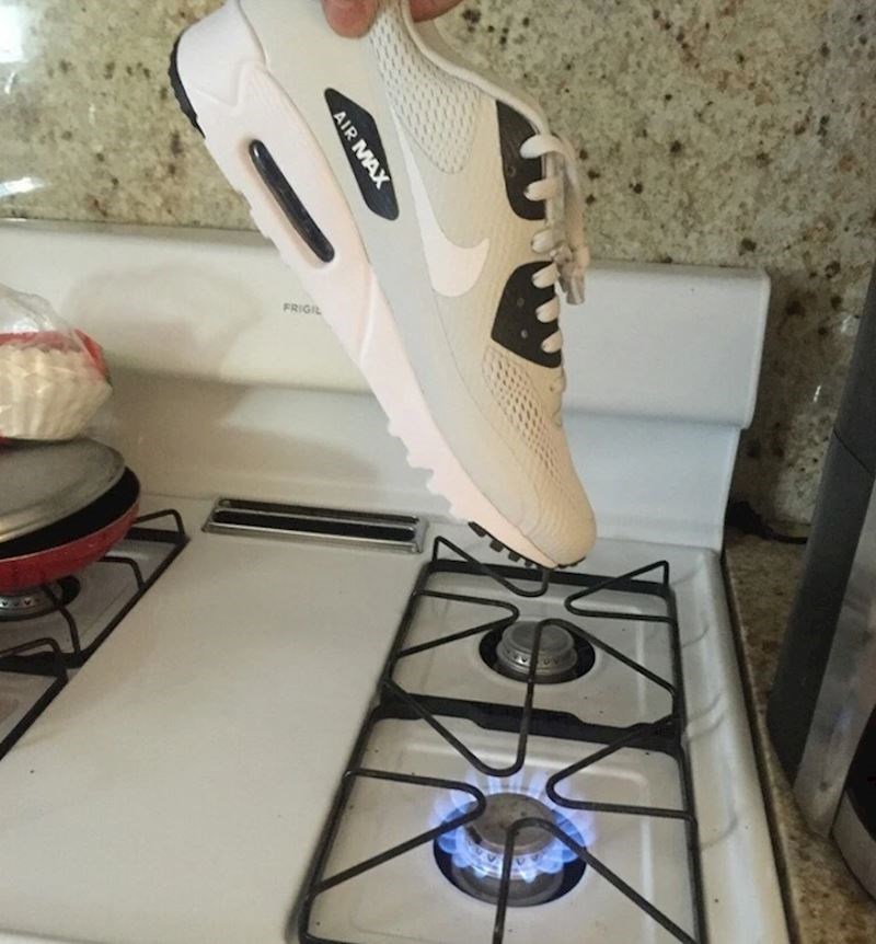 Nisam bio kući kada su mi dostavljene nove tenisice. Pitao sam brata da mi ih fotka: