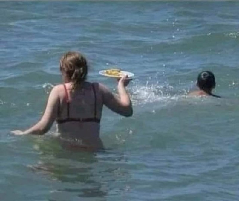 Brižna mama nosi svježi zalogaj svojoj djeci koja se igraju u moru!🥰