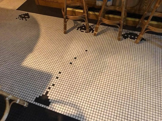 Space Invaders na podu bara