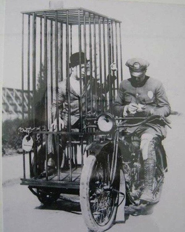 Američki policajac na Harley-Davidsonu prevozi zatvorenika u pokretnoj ćeliji (1921.)
