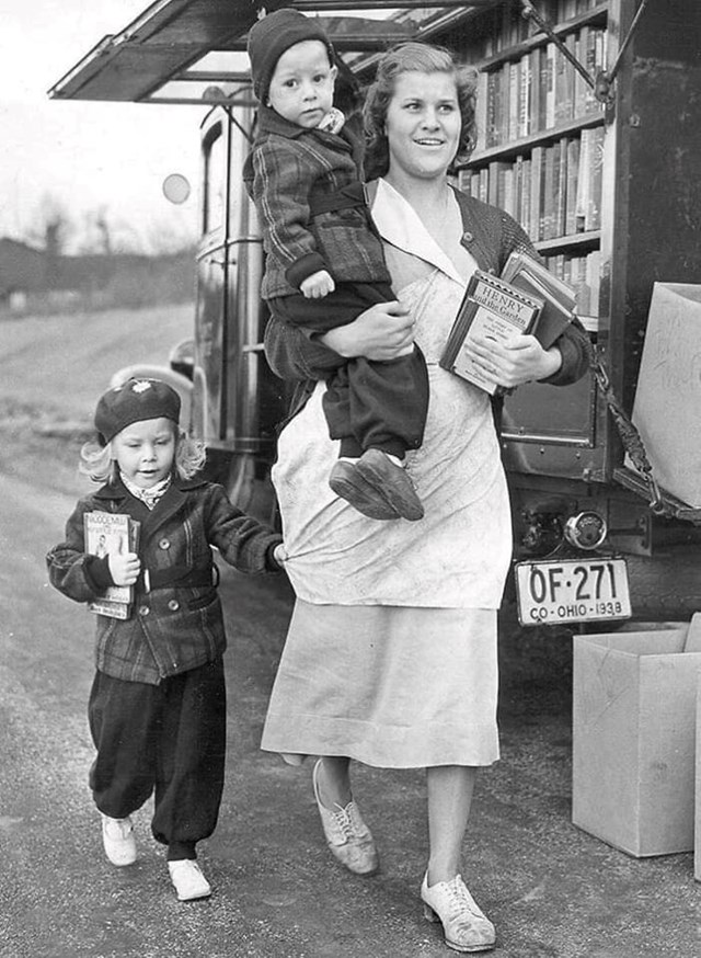 Sretna obitelj nosi kući knjige iznajmljene u pokretnoj knjižnici, Cincinnati 1940.