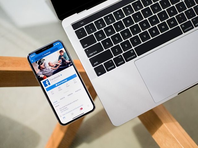 Dok sam bio klinac, roditelji su me učili da ne vjerujem svemu što vidim na TV-u, sada ja njih moram učiti da ne vjeruju svemu što vide na Facebooku.