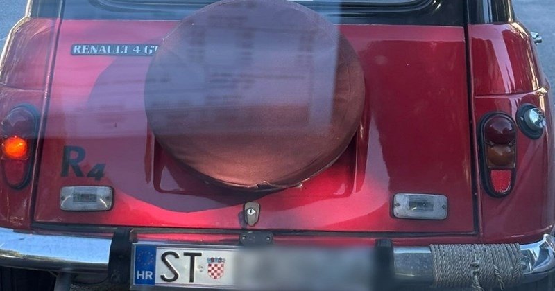 Renault 4 izazvao je oduševljenje na cestama Splita- em jer je atrakcija, em zbog komičnog natpisa