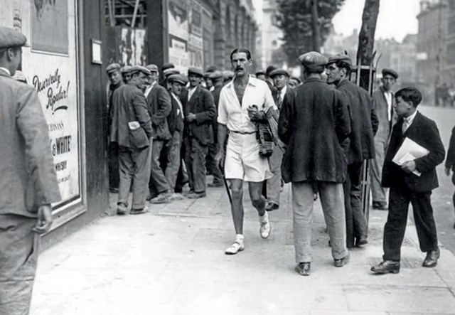 Entuzijast za reformu muškog odijevanja šeta Londonom. MDRP (Stranka reforme muške odjeće) osnovana je u međuratnim godinama u Britaniji, 1930.