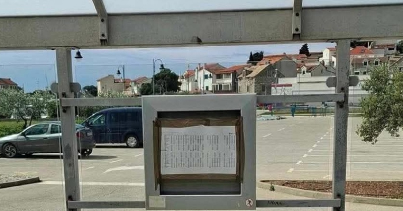 Natpis na autobusnoj stanici zbunio je, a onda nasmijao prolaznike. Hit je!