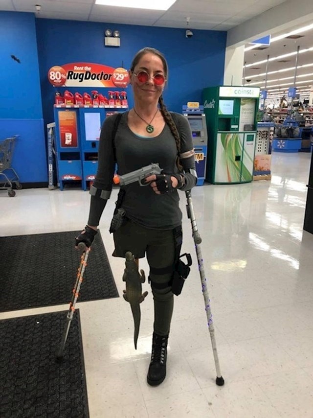Supruga ima amputiranu nogu, a s obzirom da se obukla u Laru Croft, nogu je improvizirala