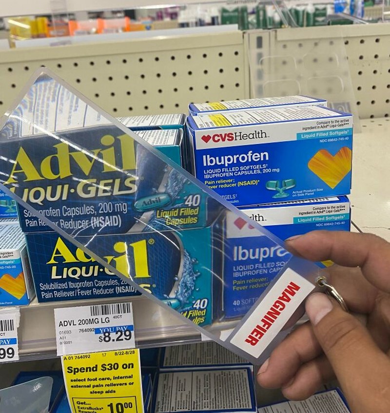 Povećalo na policama supermarketa za kupce koji ne vide sitna slova bez pomagala