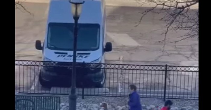Snimka tipa i psa u šetnji teški je hit na Fejsu, sve će vam biti jasno iz prve sekunde videa