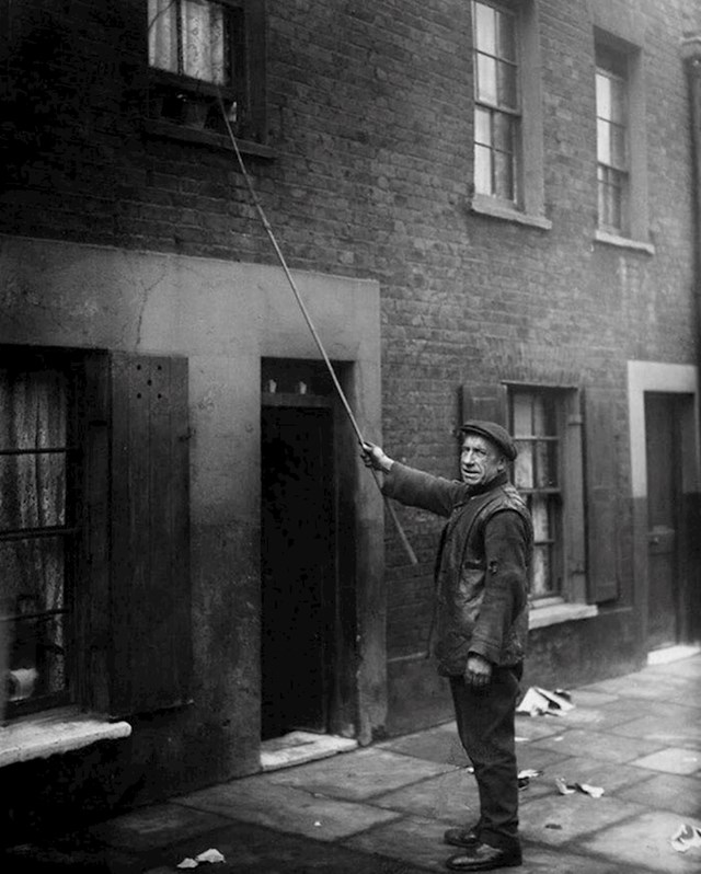 'Knocker-Up' u Londonu (1929). Prije budilica ljudi su bili plaćeni da probude klijente za posao lupanjem palicom na njihova vrata i prozore