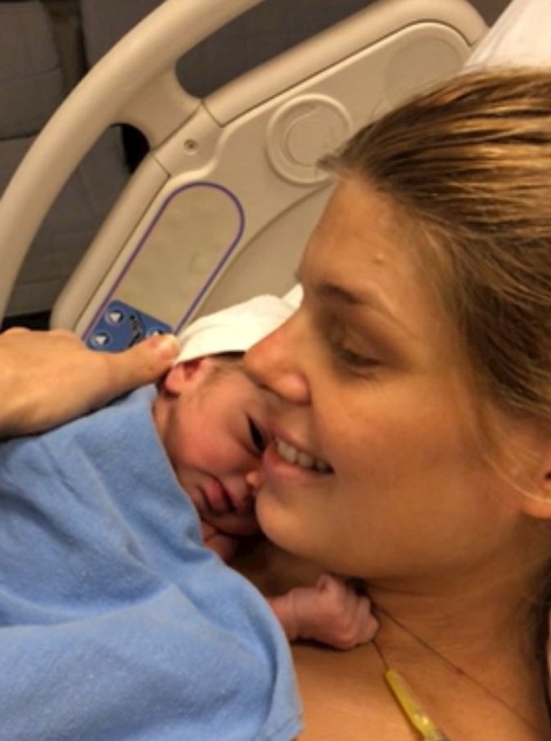 Moja kći mazi mamu 2 minute nakon rođenja