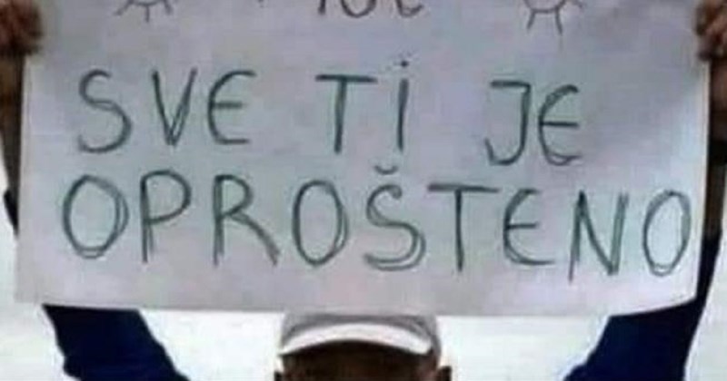 Dalmatinac s transparentom oduševio je prolaznike svojom porukom, morate vidjeti urnebesni natpis