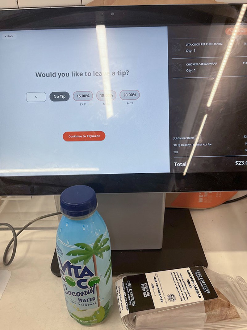 Napokon se dogodilo. Dobio sam upit za ostaviti napojnicu na samoposlužnoj blagajni u zračnoj luci