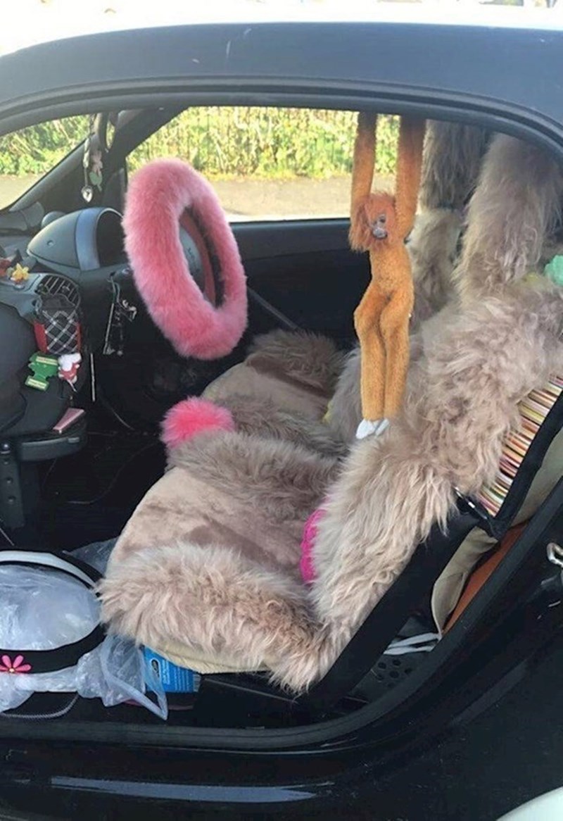 "Dame i gospodo, ovako izgleda auto moje bake!"