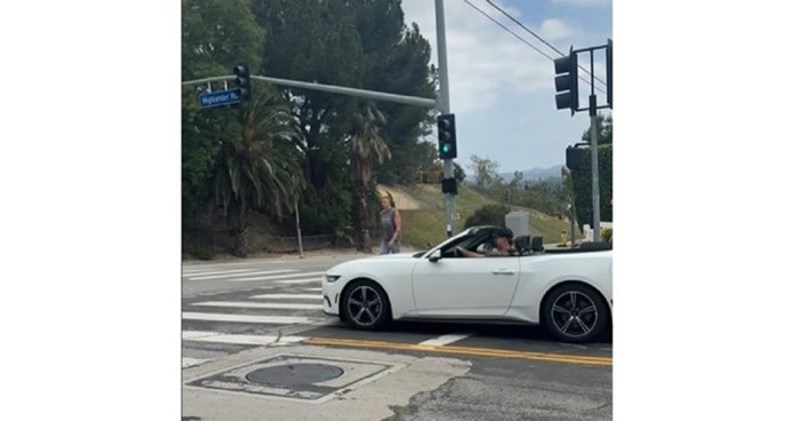 Bahati vozač stao je nasred pješačkog prijelaza, morate vidjeti što mu je napravila ova legenda