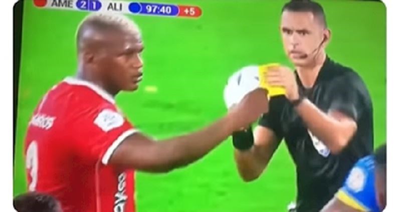 Sucu je slučajno ispao žuti karton, milijuni umiru od smijeha na ono što je onda napravio ovaj igrač