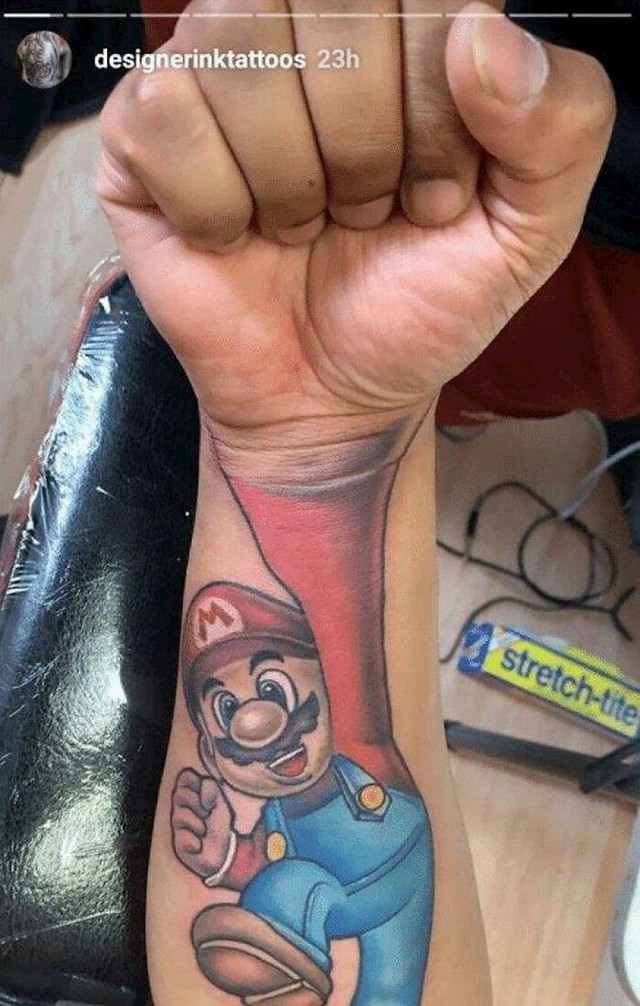 Super Mario u ovom slučaju ima dvije desne ruke