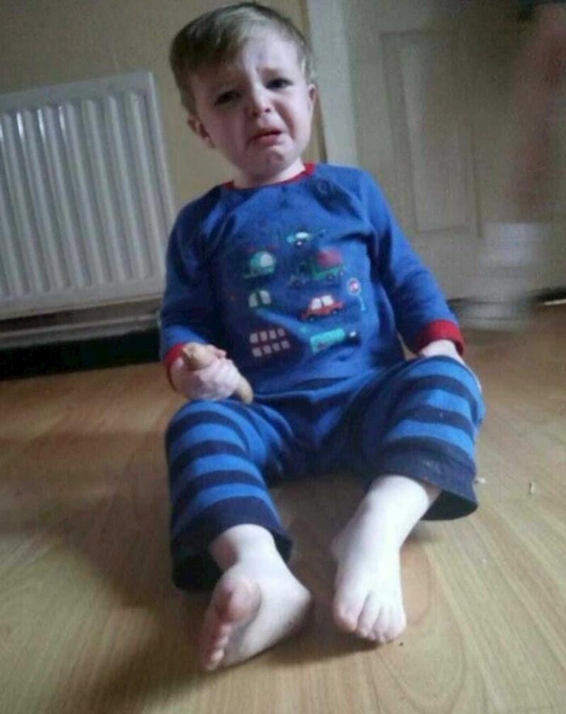 Pokušao sam mu uzeti hrenovku DVA SATA NAKON VEČERE. Odbio ju je jesti, samo ju je htio držati.