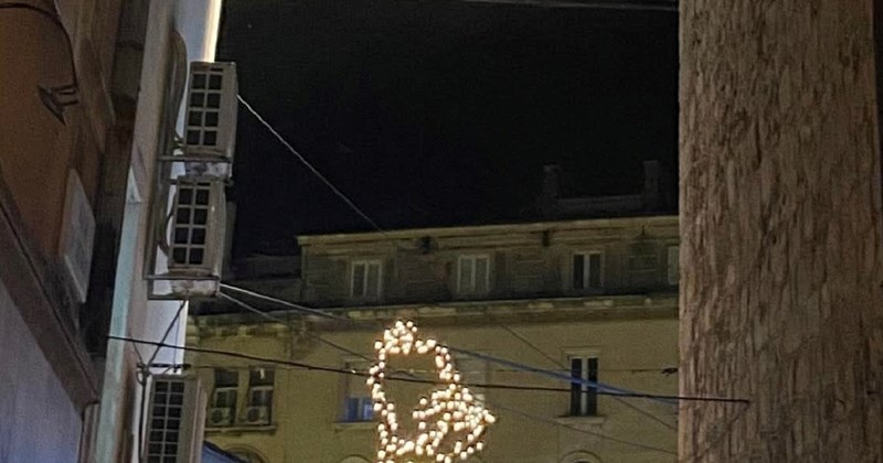 Počeli su pristizati prvi biseri Adventa, morate vidjeti ukras u ovom dalmatinskom gradu