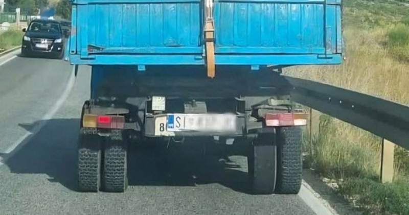 Natpis na kamionu iz Šibenika nasmijao je vozače, zbog ovog se ne mogu naljutiti kad napravi kolonu