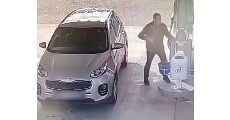 Tip je došao na benzinsku napumpati gume, nadzorna kamera zabilježila je najluđu scenu ikad
